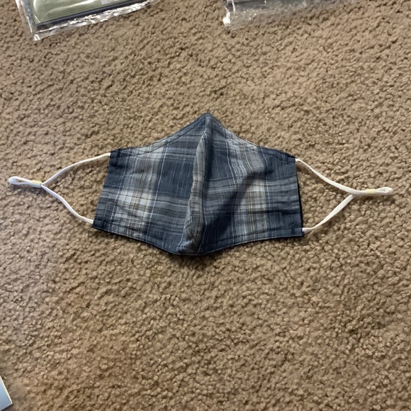 4 Reusable adult face Masks With adjustable straps - Picture 4 of 5